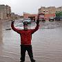 Nach Gegenwind und Regen kommen wir in Tazenakht an. Der Platz vor dem Hotel steht unter Wasser.